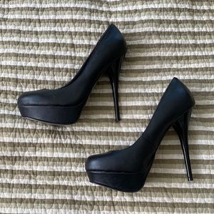 Steve Madden Black Leather Pumps